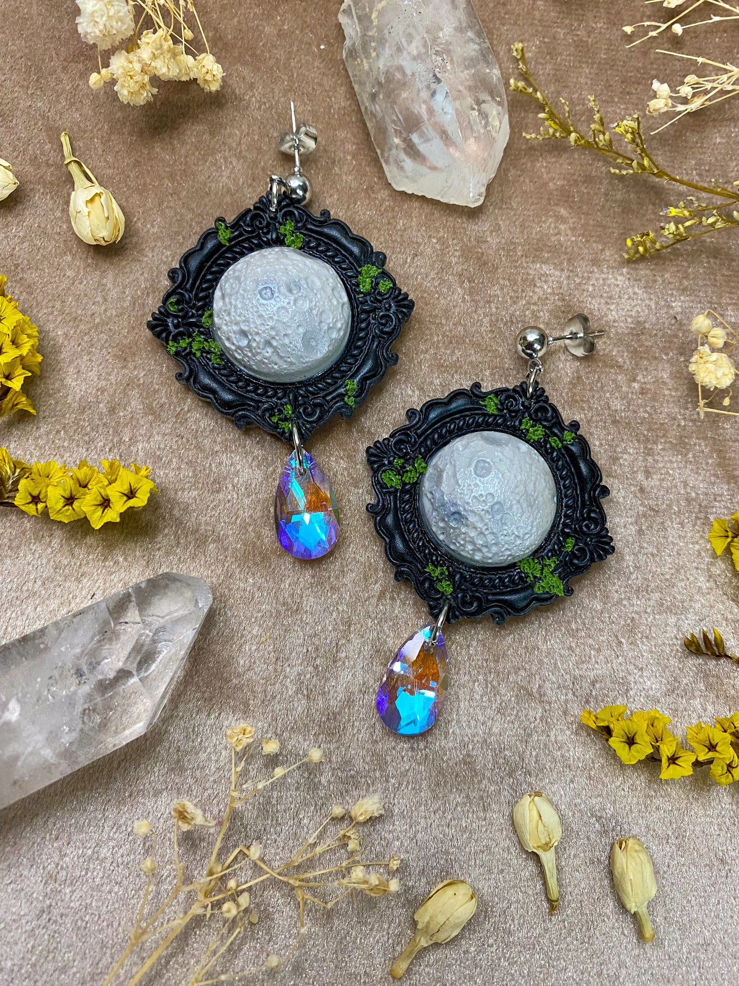 Black Vintage Moon Frame Earrings